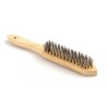 Brosse en bois avec 4 rangées de soies en acier.